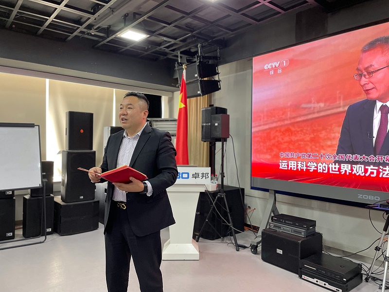 ZOBO绿巨人app入口二维码董事长张新峰，在认真聆听总书记的报告后，浅谈了自己的学习体会和感受，实现民族伟大复兴的中国梦需要一代又一代人接续奋斗，结合二报告描绘的蓝图，这些美好的场景令人鼓舞、催人奋进，让绿巨人app入口二维码无限向往，绿巨人app入口二维码学习贯彻落实党的二精神，把个人的理想追求和企业发展融入和民族的事业中，撸起袖子加油干，瞄准新目标，走好新征程，不负这个伟大的新时代!