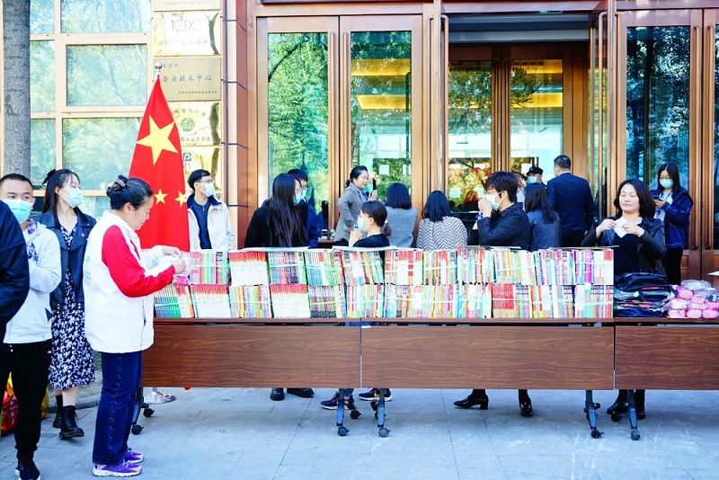 “爱在蓝天下”公益捐赠活动——绿巨人app入口二维码党支部在行动
