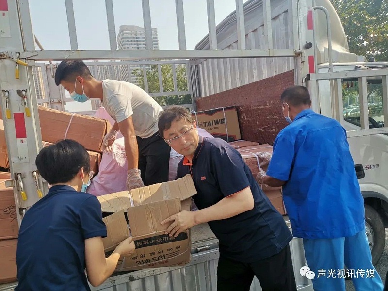 ZOBO董事长张新峰作为声光视讯行业联盟代表赴豫芒温暖灾区，传递爱心