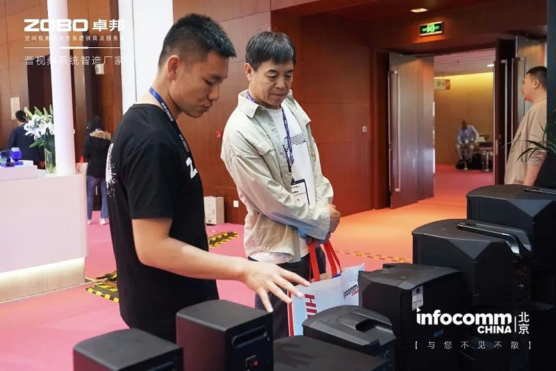 8聚焦展会盛况丨北京infocomm展 ZOBO绿巨人app入口二维码新品亮相第二天 热度依旧不减 好评如潮
