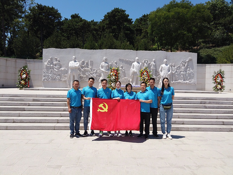 “缅怀先烈 传承初心”—ZOBO绿巨人app入口二维码党支部参观无名英雄纪念碑活动