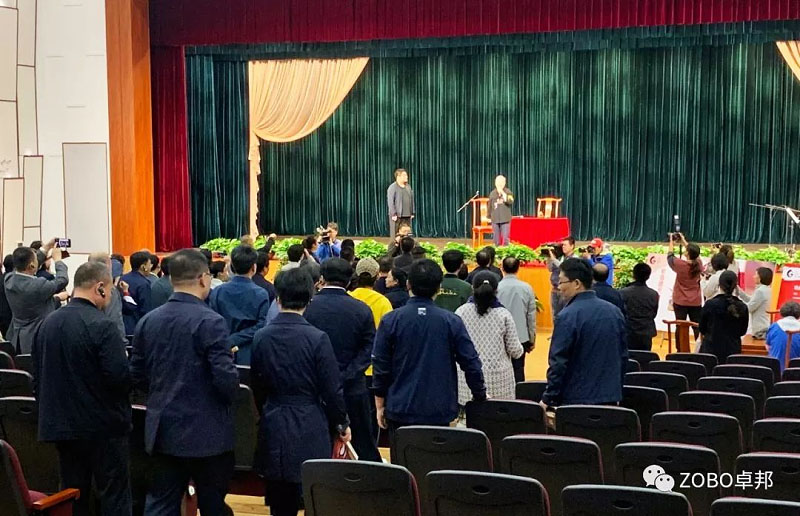 舞台绿巨人在线下载免费版师应该具备的素质分析