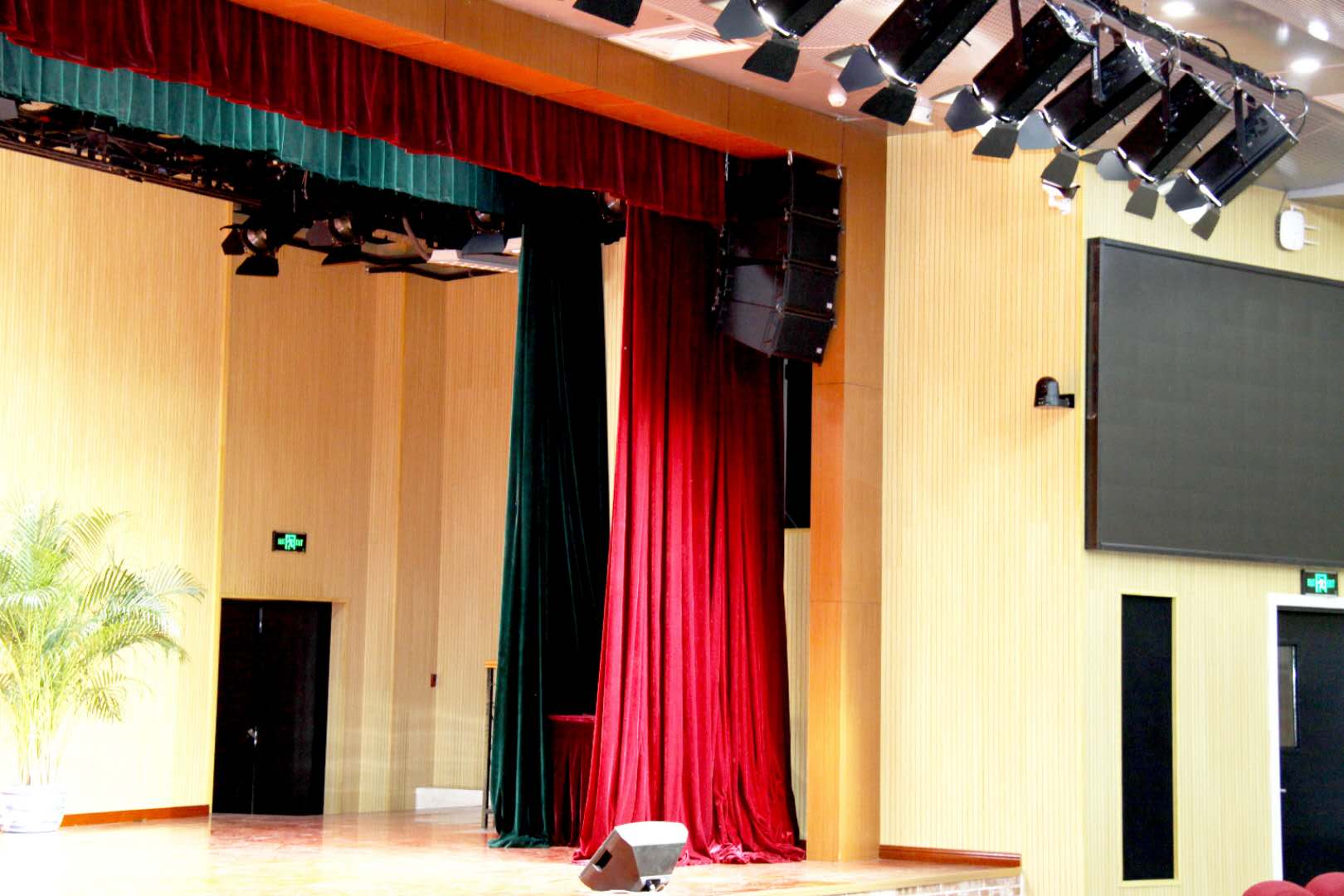 绿巨人在线下载免费版设备在舞台演出中的应用
