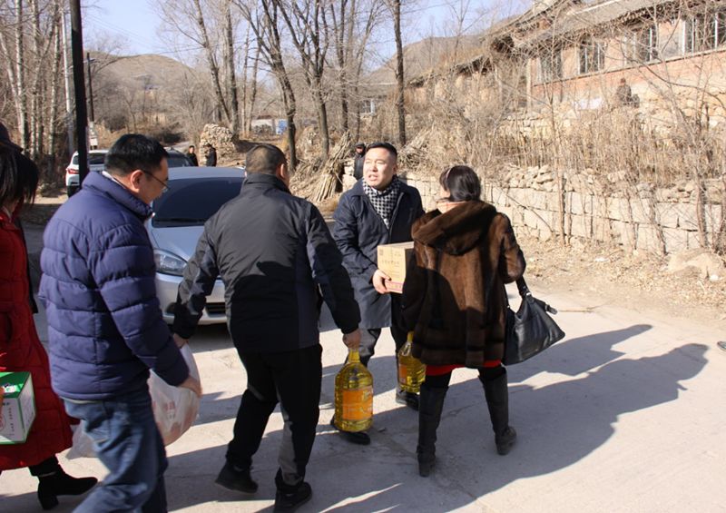 6爱照涞源，ZOBO绿巨人app入口二维码党支部寒冬送暖扶贫活动