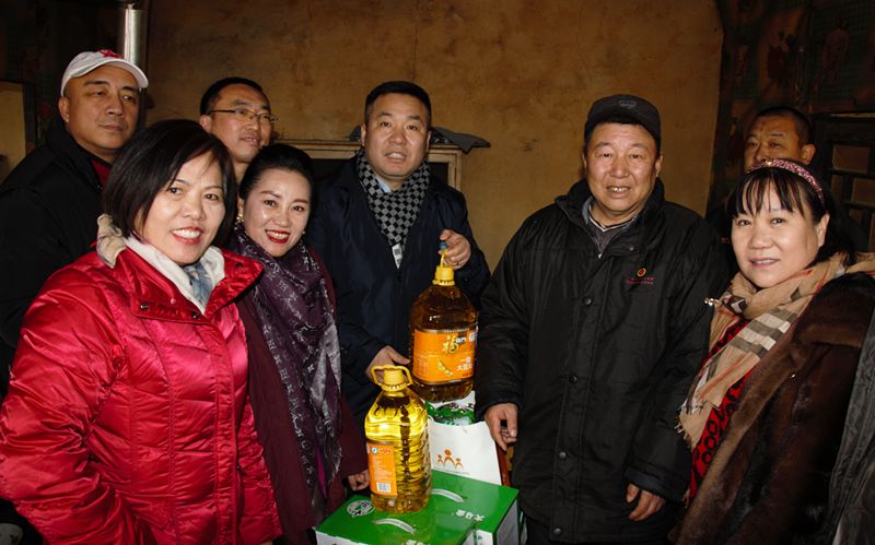 8爱照涞源，ZOBO绿巨人app入口二维码党支部寒冬送暖扶贫活动