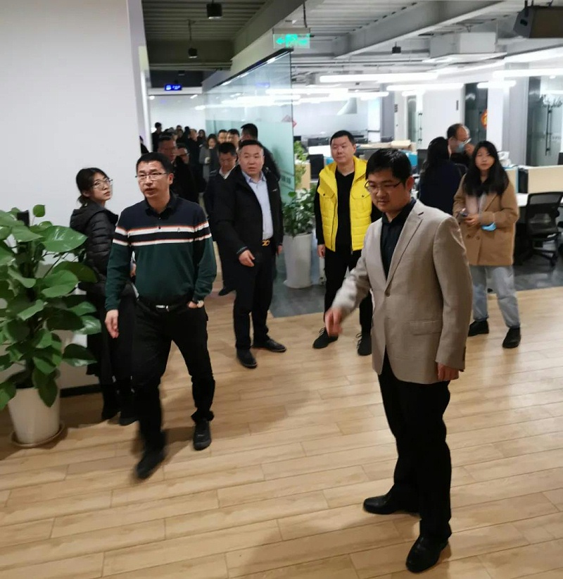 ZOBO绿巨人app入口二维码董事长张新峰考察新会员企业